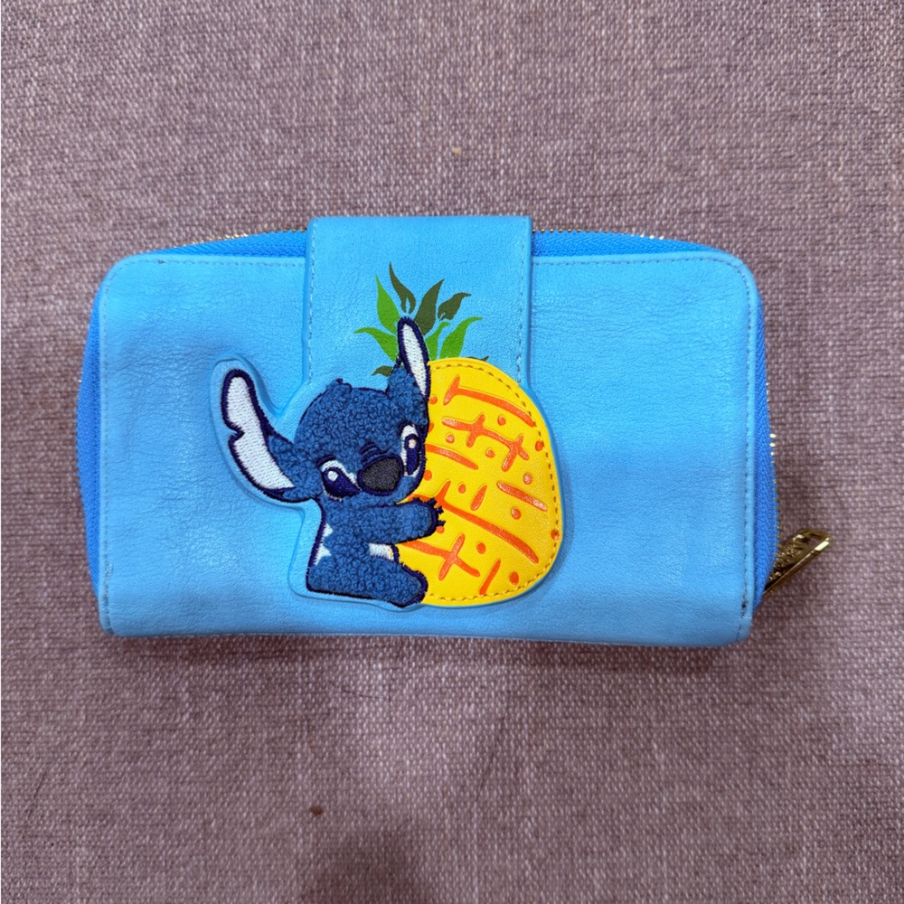 Disney Loungefly Stitch Pineapple Zip-Around Wallet –‎ Light Blue